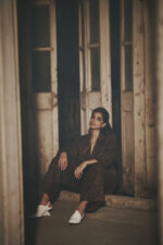 Dangling Kite Emerald Bar Necklace - Image 3